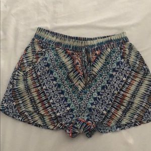 Women’s patterned shorts with elastic waistband